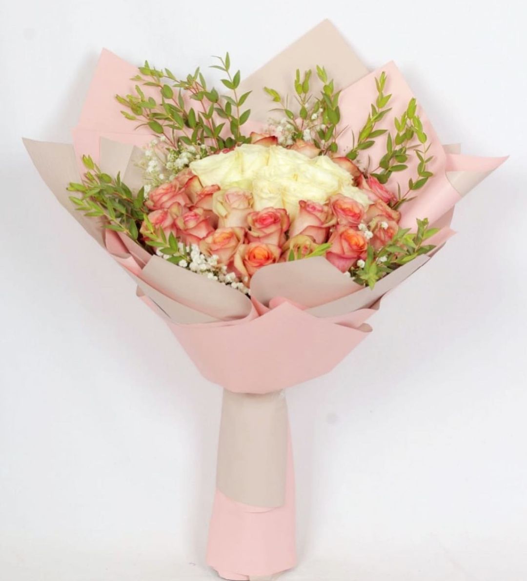 Bouquet of peach and white roses